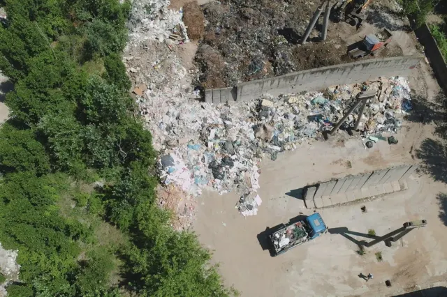 Dronele Gărzii de Mediu au depistat un depozit ilegal de deșeuri în București. Amenzi de 160.000 de lei și autoutilitară confiscată