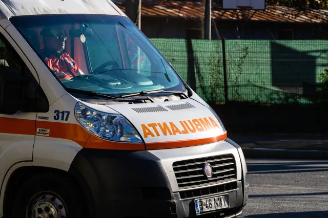 S-a certat cu mama și a dat foc la covor. Adolescentă de 16 ani, salvată dintr-un apartament plin de fum