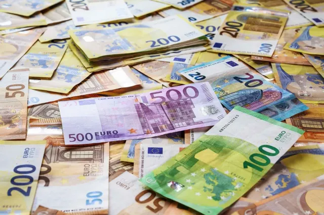Poliția investighează dispariția a aproape 700.000 de euro de la Vama Otopeni