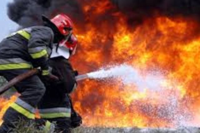 Incendiu puternic în cartierul Pantelimon: fum dens și evacuări, circulația a fost restricționată - VIDEO