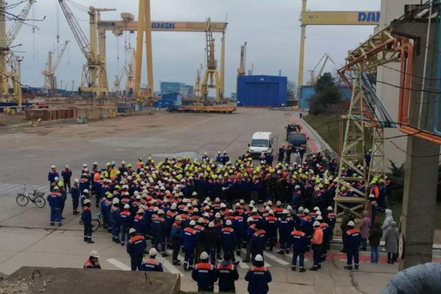 Un nou protest la Șantierul Naval Mangalia. Angajații au oprit lucrul pentru a doua zi la rând, se strigă "Hoții!" - VIDEO
