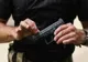 ADOLESCENT CERCETAT DUPĂ CE APARE ÎNTR-UN CLIP ONLINE ÎN TIMP CE TRAGE CU PISTOLUL