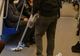 „Curățenie generală” la metrou. Momentul ireal în care un tânăr a început să dea cu aspiratorul printre călători VIDEO